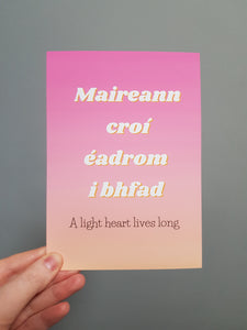Gaeilge Print: Maireann Croí Éadrom i Bhfad.