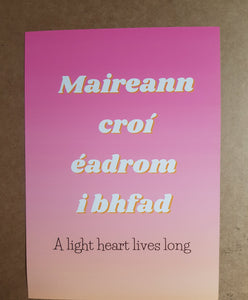 Gaeilge Print: Maireann Croí Éadrom i Bhfad.